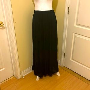 Forever 21 pleated black long skirt